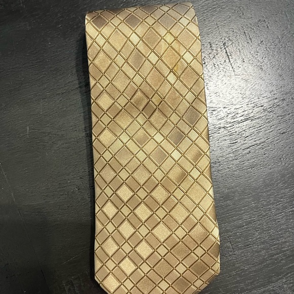 Claiborne Silk Neck tie Gold Geometric Pattern Classic Men Tie - Picture 1 of 5